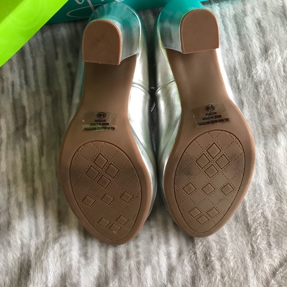 AYDEN Silver Metallic Block Heels With Strap & box - Picture 7 of 8